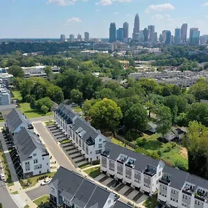4 Story Queen Retreat! New! Walk To Downtown! , Charlotte United States
